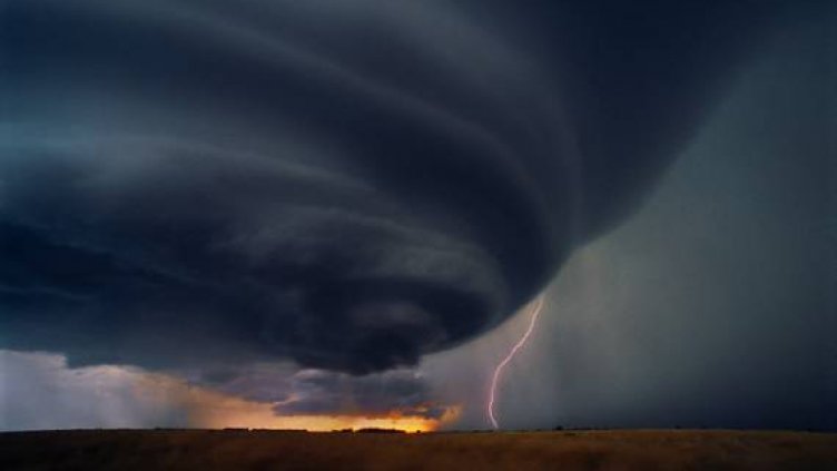 Евакуираха 23 000 туристи заради ураган в Мексико