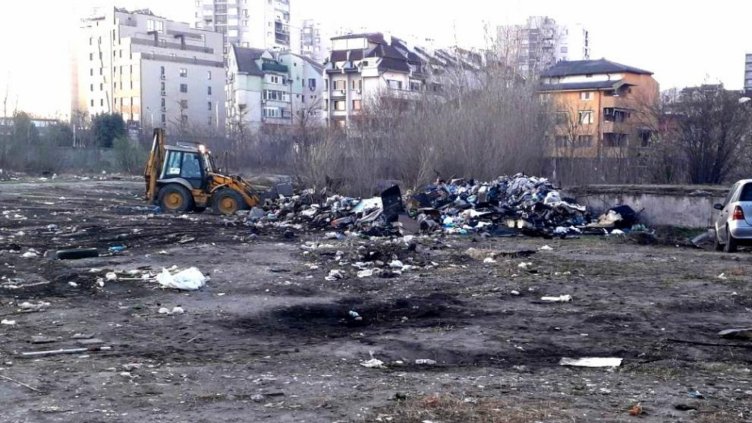 Изчистиха над 41 тона боклуци от двора на училище