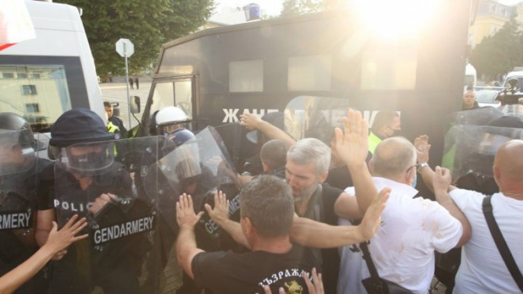 Протести за оставка, договорки и лютив спрей