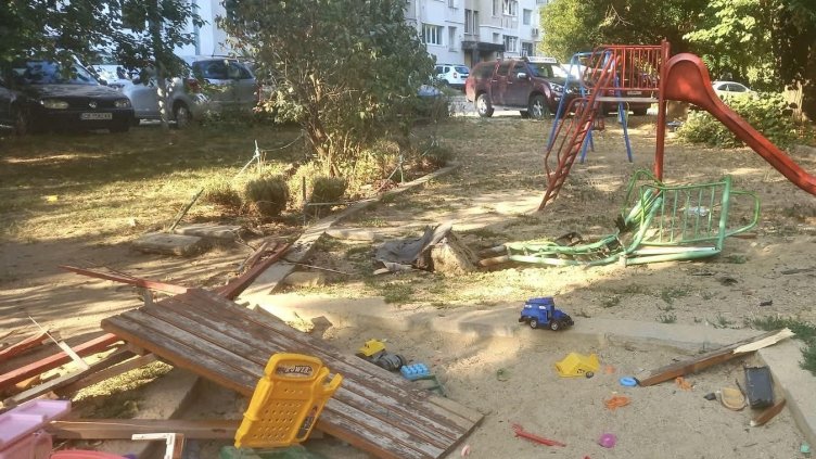 Пиян шофьор се вряза в детска площадка след преследване с полицията