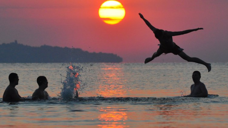 150 души посрещнаха Джулая в &quot;Аспарухово&quot; (СНИМКИ)