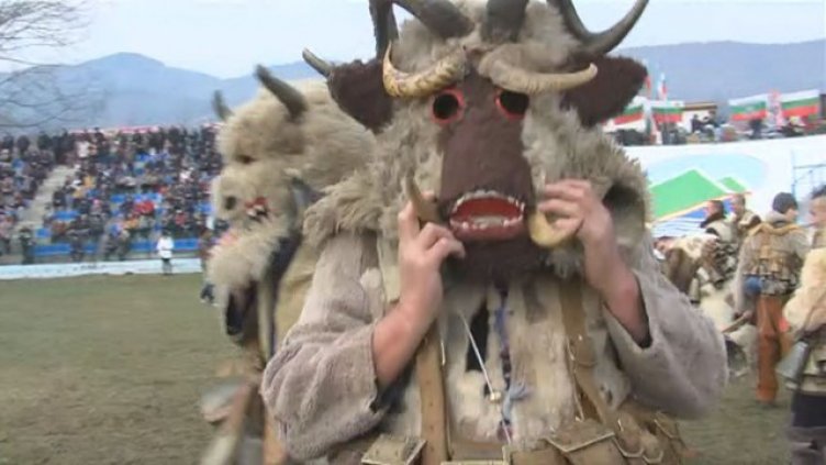 Въпреки водната криза: Сурвакари излязоха в Пернишко 