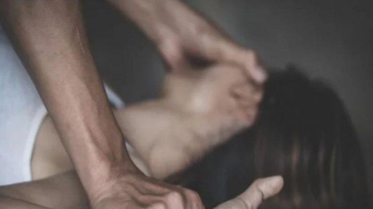 Мъж разби вратата и изнасили младо момиче в дома му