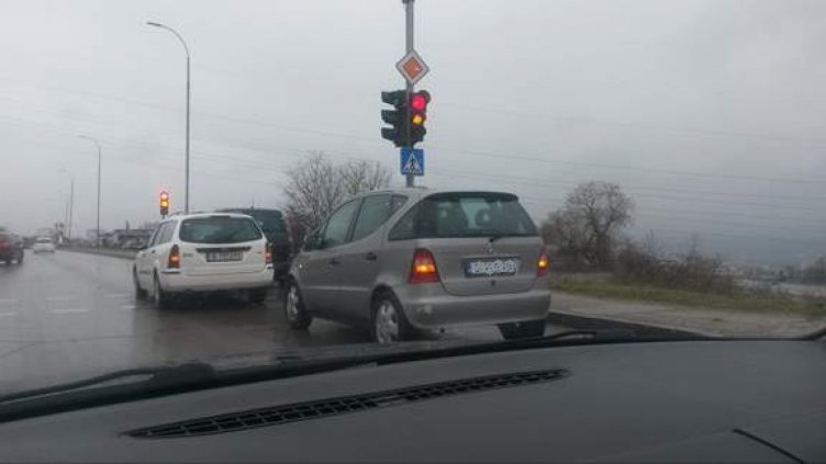 Верижна катастрофа затруднява движението по бул. „Цар Освободител“