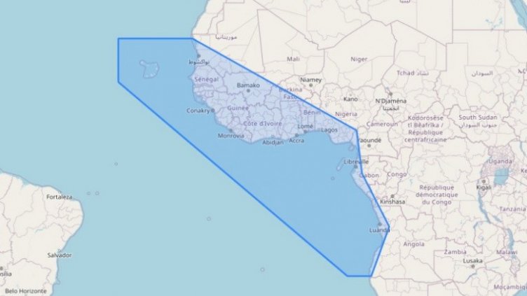 Полярният ни кораб преминава през опасна зона, пълна с пирати