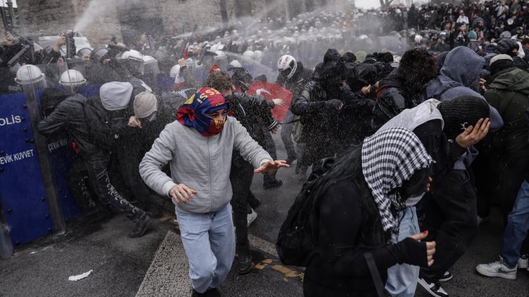 Над 1100 арестувани на протестите в Турция