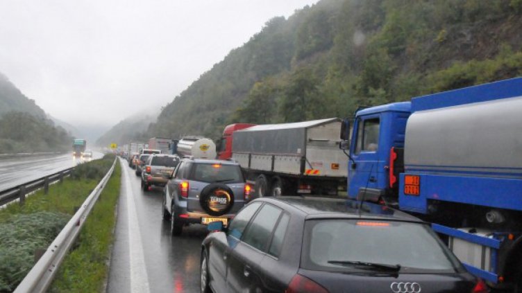 Катастрофа затвори тунел "Витиня", няма ранени