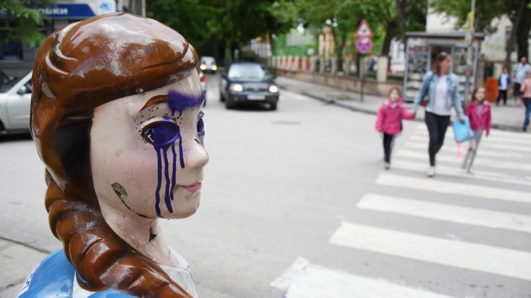 "Разплакаха" куклата Кели на Шишковата градинка