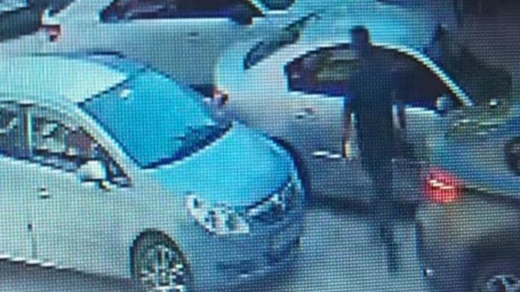 Варненец слезе от синя "Корса" и сви номера на друг автомобил