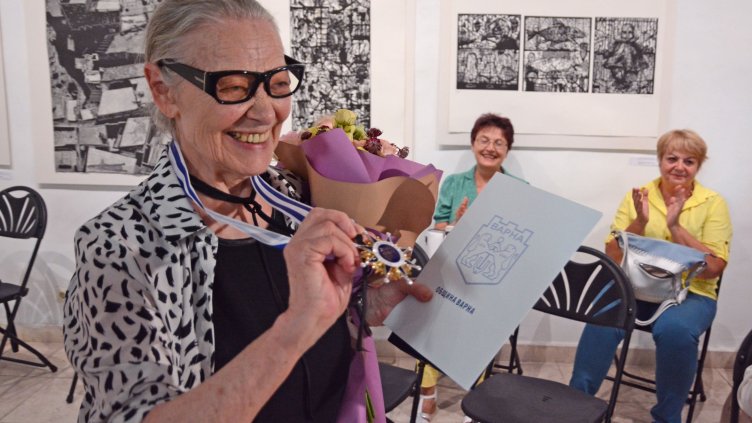 Цветана Манева получи най-високото отличие на Варна