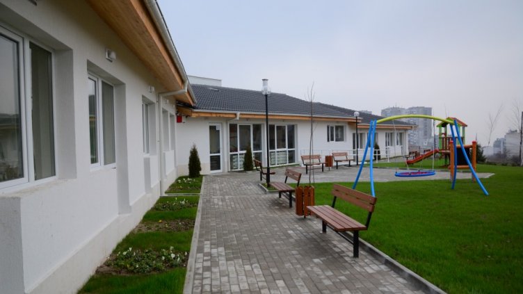 Дариха плодове и лакомства за детската клиника по онкохематология