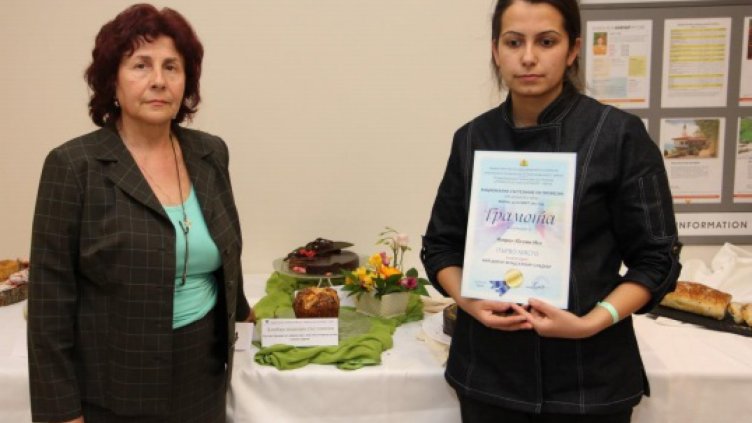 ИМРЕМ ИСА (ВДЯСНО) ПОЛУЧИ ГРАМОТА за най-добър млад хлебар-сладкар.