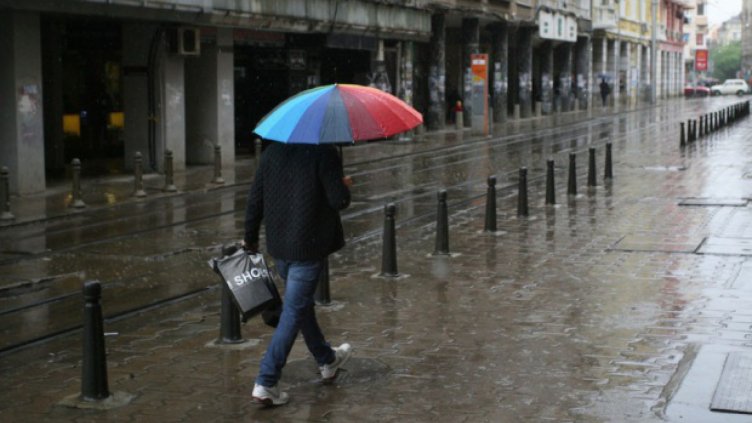 Не забравяйте чадъра: Седмицата започва с дъжд и студ