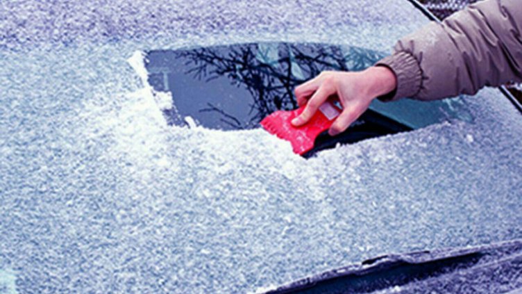 Лесни трикове за почистване на замръзналите стъкла на автомобила