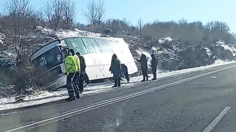 Заледен път прати автобус в крайпътна канавка