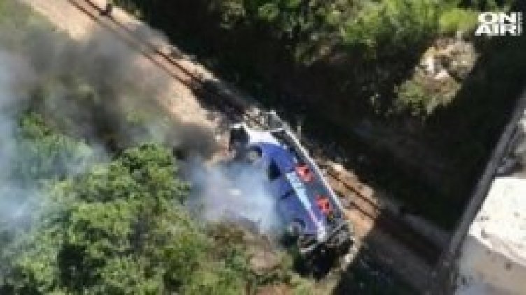 17 пътници загинаха, след като автобусът им падна от мост