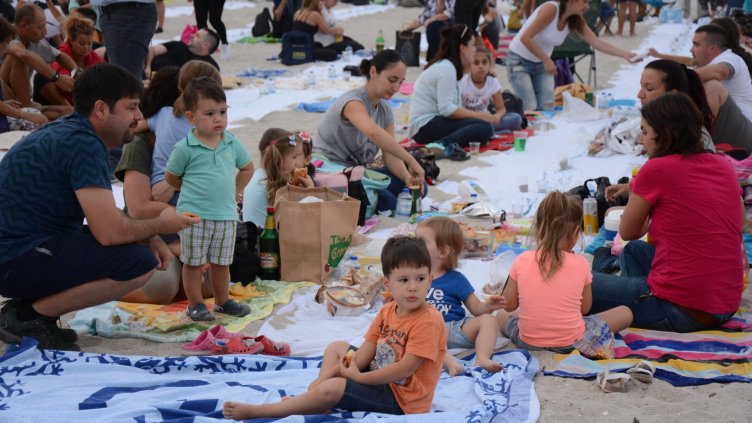 Стотици се включиха в най-дългата вечеря на плажа в „Аспарухово“