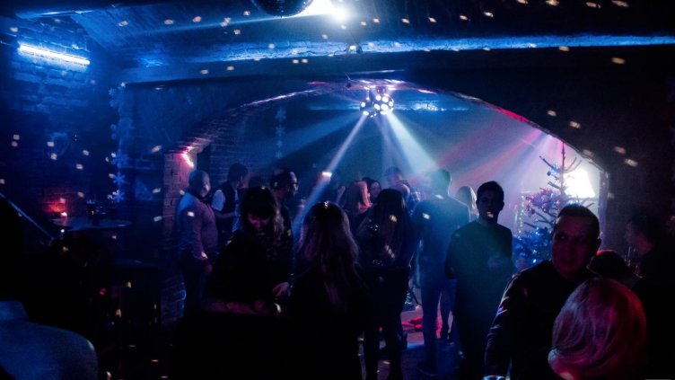 Държавата плаща бързи тестове да ходим по заведения в "червена" зона