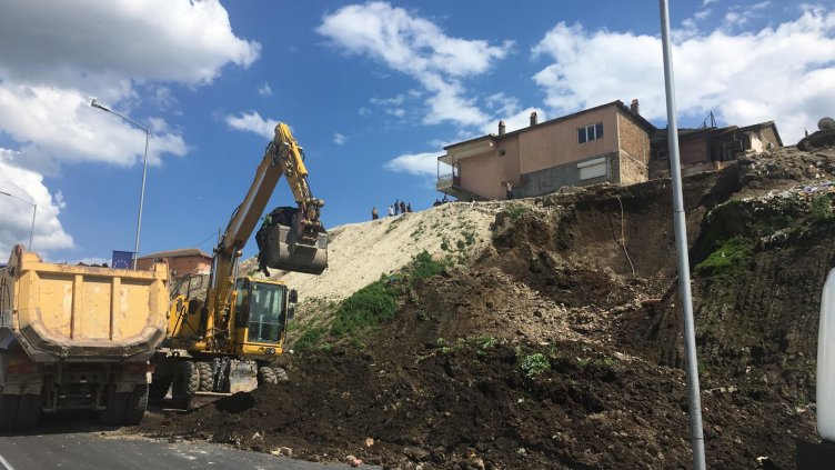 Спешно започват събаряне на незаконните къщи в „Максуда“, кацнали на ската над бул. „В. Левски“