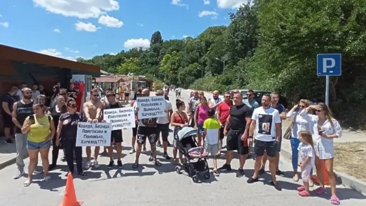 Десетки протестираха срещу затварянето на крайбрежната алея във Варна