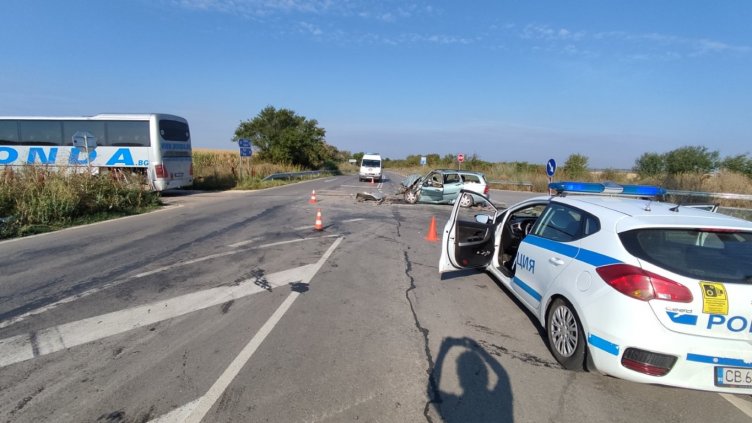 Катастрофа между кола и автобус затвори пътя Русе - Кубрат