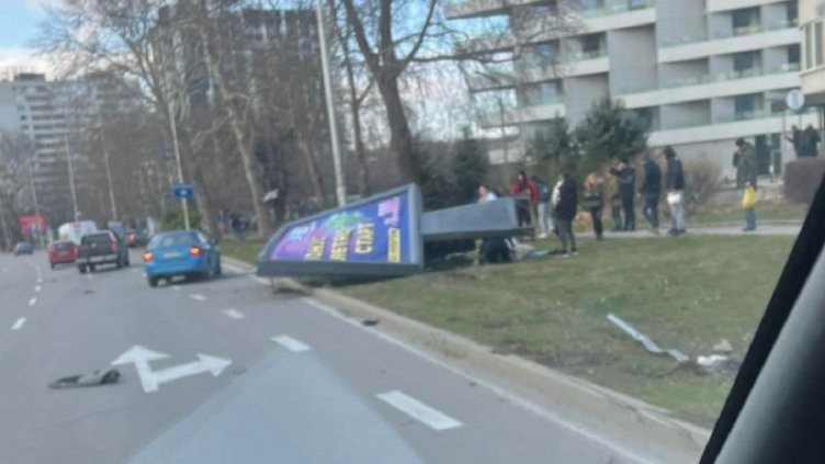 "Летящо" БМВ отсече билборд във Варна, затисна го. Вътре - дрогиран тийн!