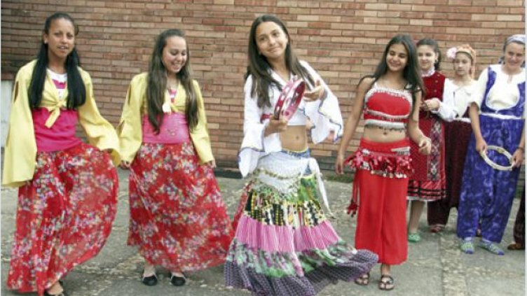 Ромите празнуват своя обичай Мая, Маето