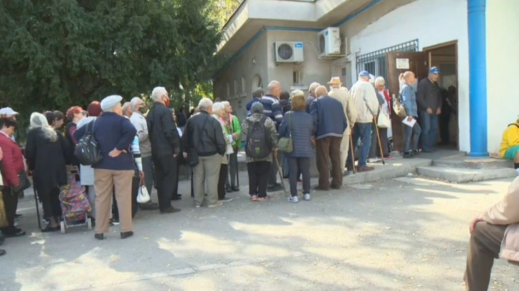 Пенсионери извиха дълги опашки във Варна за подмяна на картите си за градския транспорт