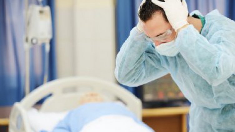 Откриха забравена марля в гърлото на оперирана у нас пациентка