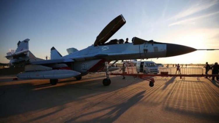 Изтребители МиГ-29СМТ във въздушен дуел