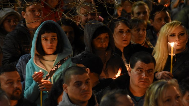 Стотици варненци събра катeдралният храм в нощта на Възкресение Христово (СНИМКИ)