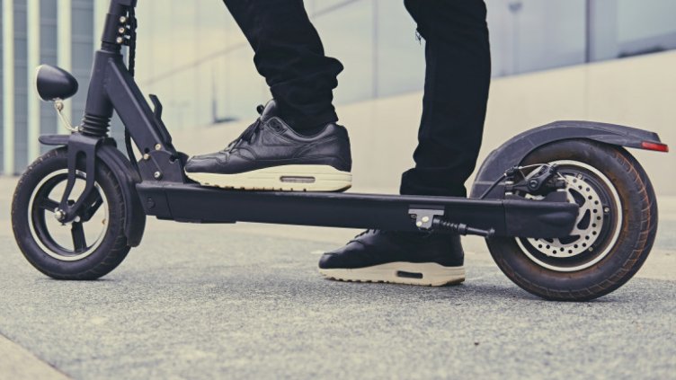 Забраняват движението на тротинетки по тротоарите