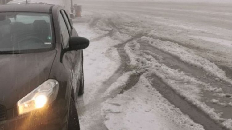 Лед и обърнати коли по пътя Добрич-Варна