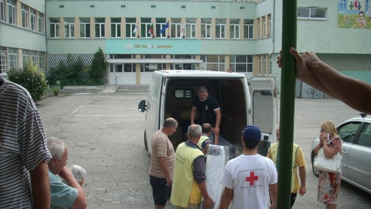 Раздадоха легла и матраци на пострадалите в „Аспарухово”