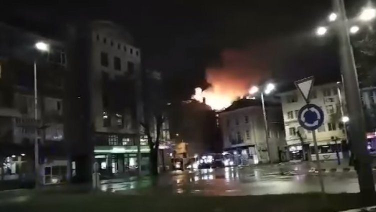 Голям пожар бушува тази нощ в центъра на Варна