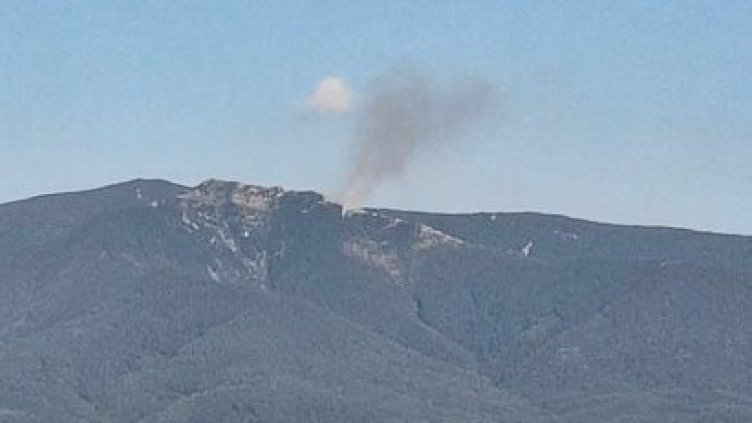 Мълния предизвика пожар под връх Шаралия в Пирин