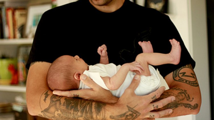 Японски ергени се учат да гледат бебета