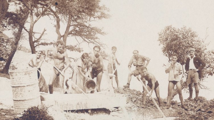 – Строежът на хижа Родни Балкани край Варна. Освен със задължителната трудова повинност много обекти са изградени и с доброволен труд от членовете на различни спортни, туристически и др. дружества. Хижата е построена с доброволен труд от членовете на тури