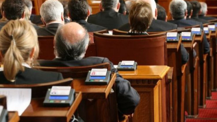 Депутатската заплата се вдигна със 186 лева, президентската стана 5772