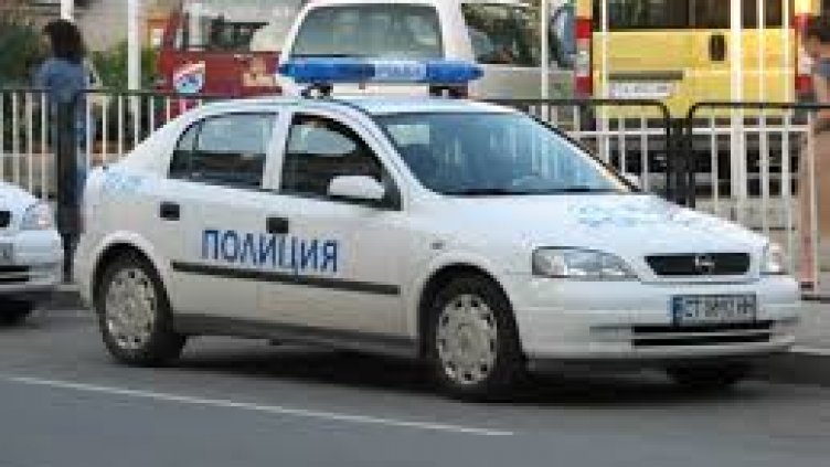 Кола се удари в дърво на централно кръстовище