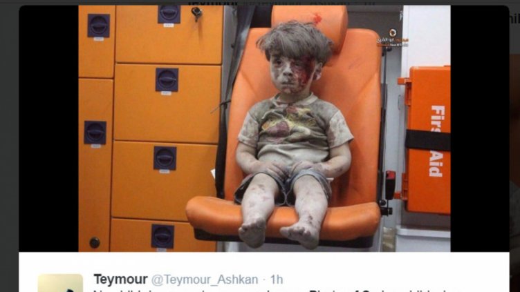 Спасено в Алепо момченце трогна социалните мрежи (Видео)