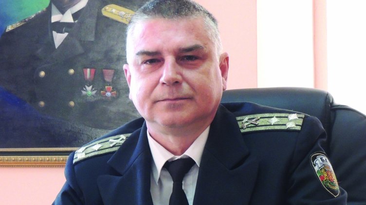 Капитан I ранг Атанас Змийчaров: Много различна става службата на нови кораби