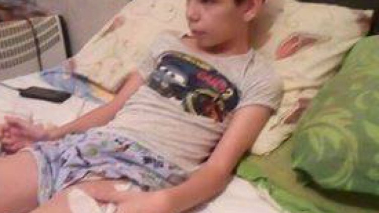 Осигуриха инвалидна количка на малкия Емануил