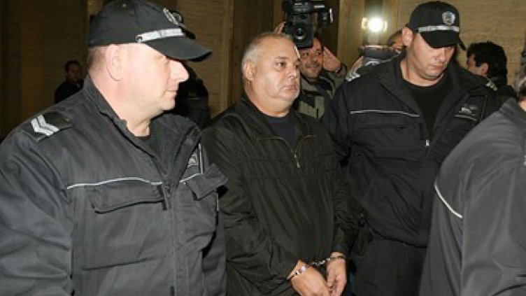 Бившият съдия от Велико Търново Славчо Петков (в средата) ще лежи 4 години в затвора за подкуп. Снимка 24chasa