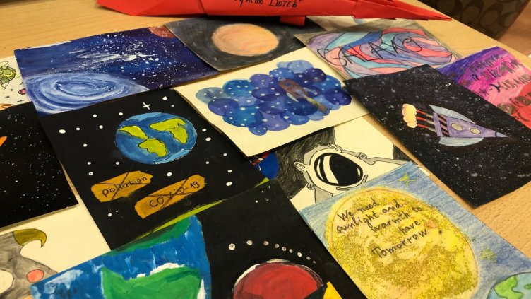 Деца от ОУ "Христо Ботев" във Варна пращат картички в космоса