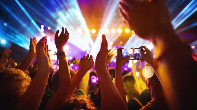 Експеримент: Разпространява ли се COVID-19 между ваксинирани хора?