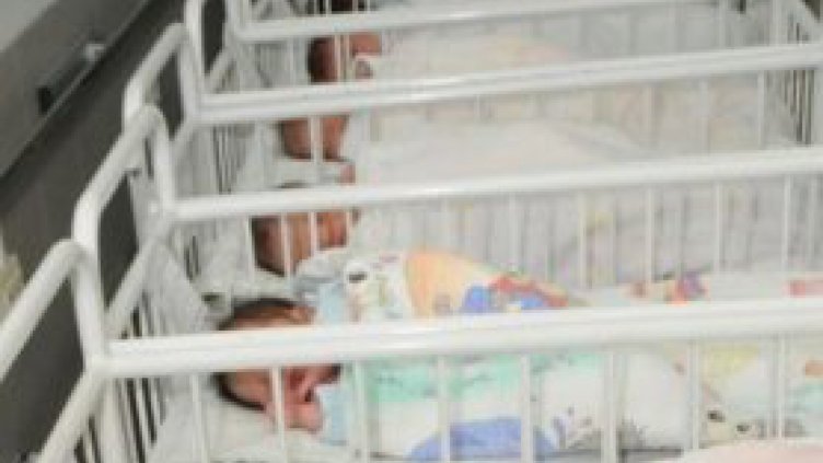 Близначки посрещнаха първи Коледа в АГ болница - Варна