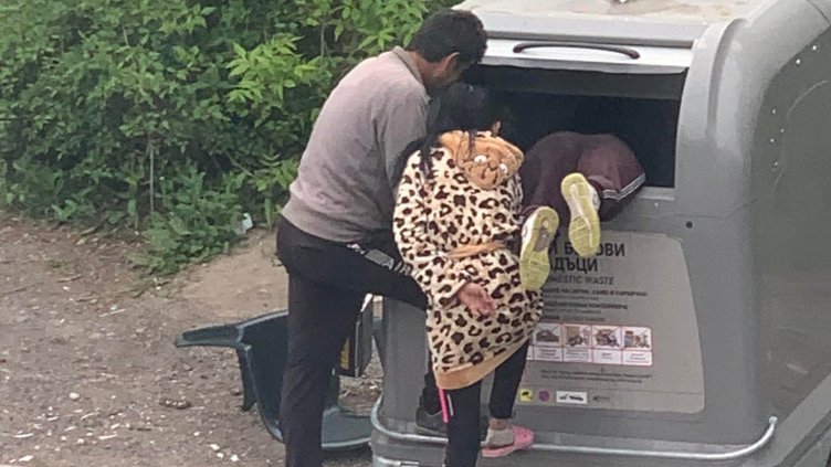 Забелязано във Варна: Новите контейнери за смет не спират ромите