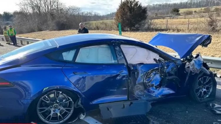 Шофьор съсипа Tesla, 3 часа след покупката й. Хукна в насрещното ВИДЕО