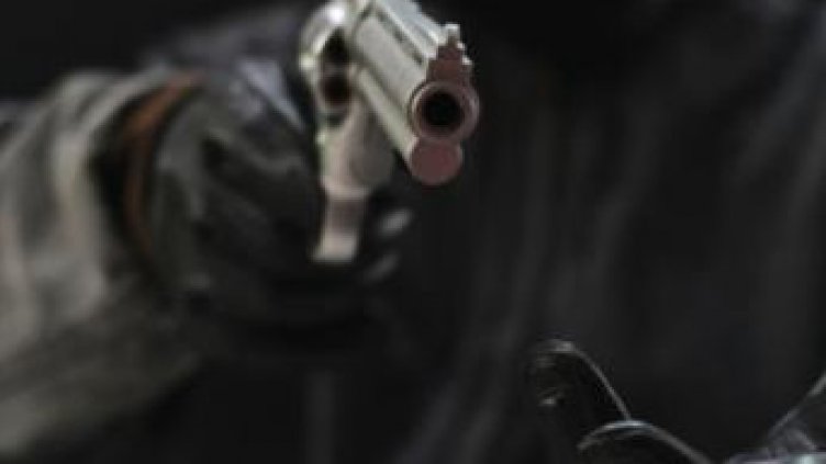 Нов случай: Полицай от години вади пистолет на съседи, заплашва ги!